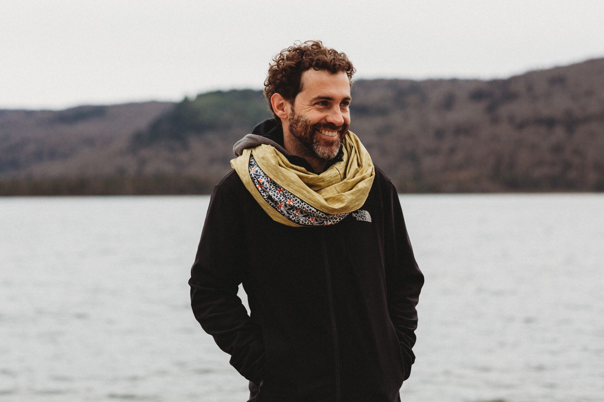 Foulard infini en coton beige aux motifs de flèches