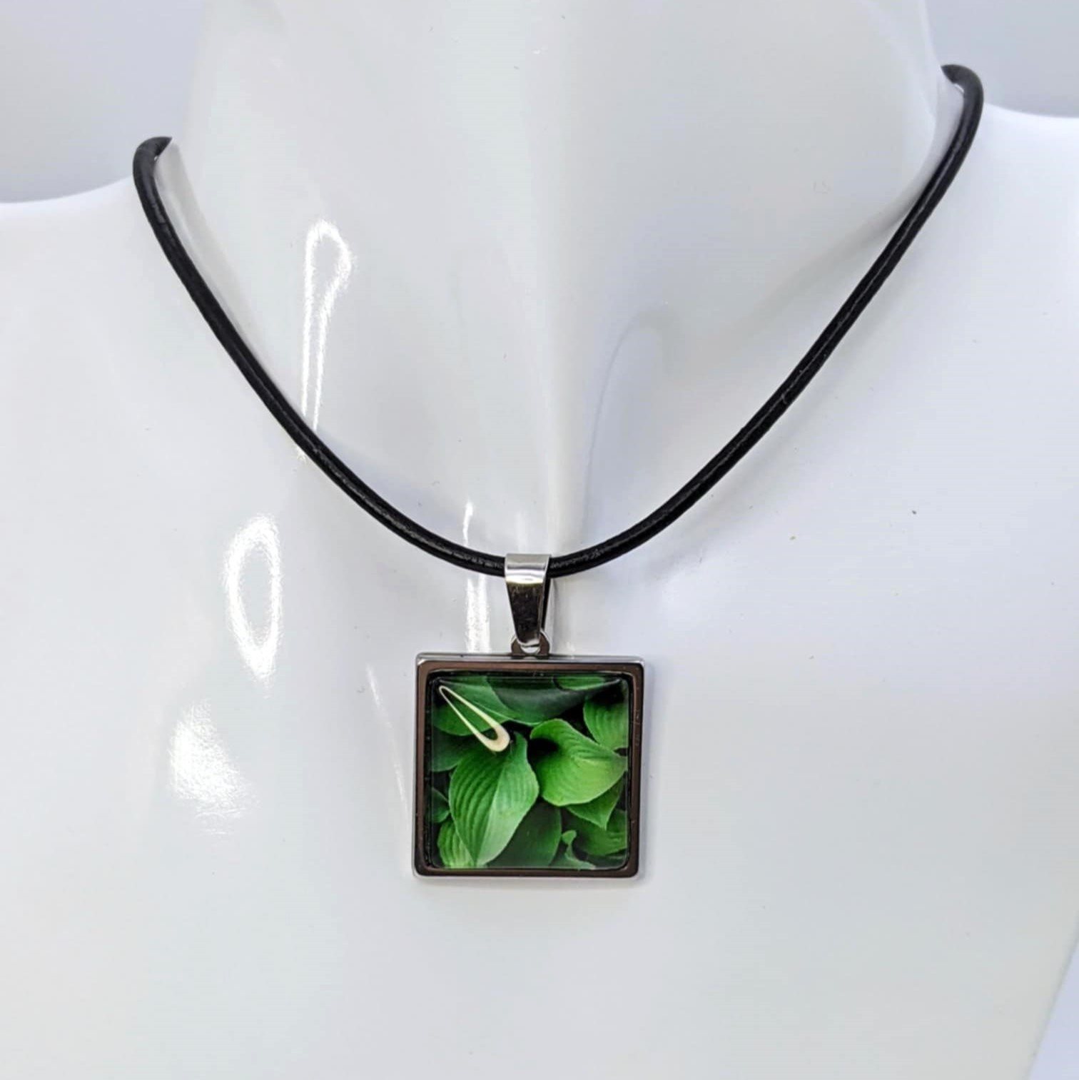 Collier en cuir - image ( GL-AM 31-01-02-75)