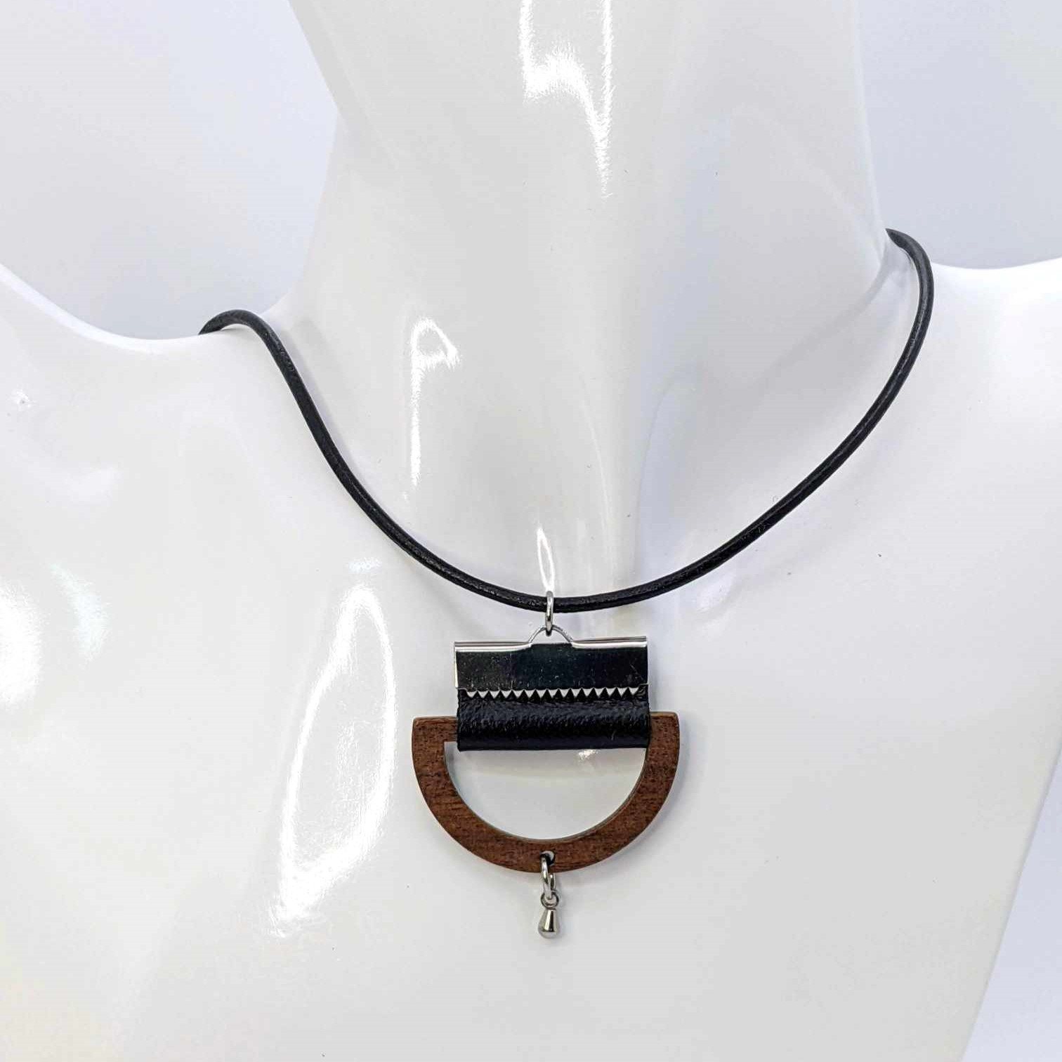 Collier en cuir - bois (GL-AM 31-02-03-1)