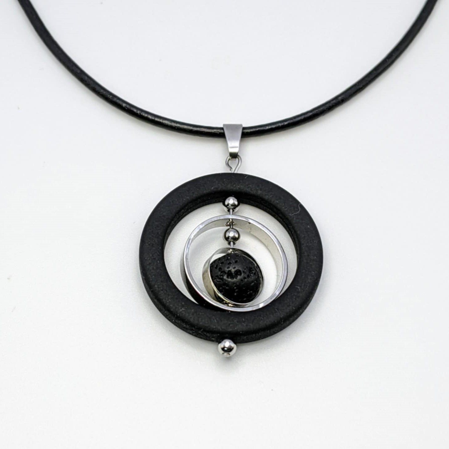 Collier en cuir - pierre de lave (GL-AM-31-05-01-1)