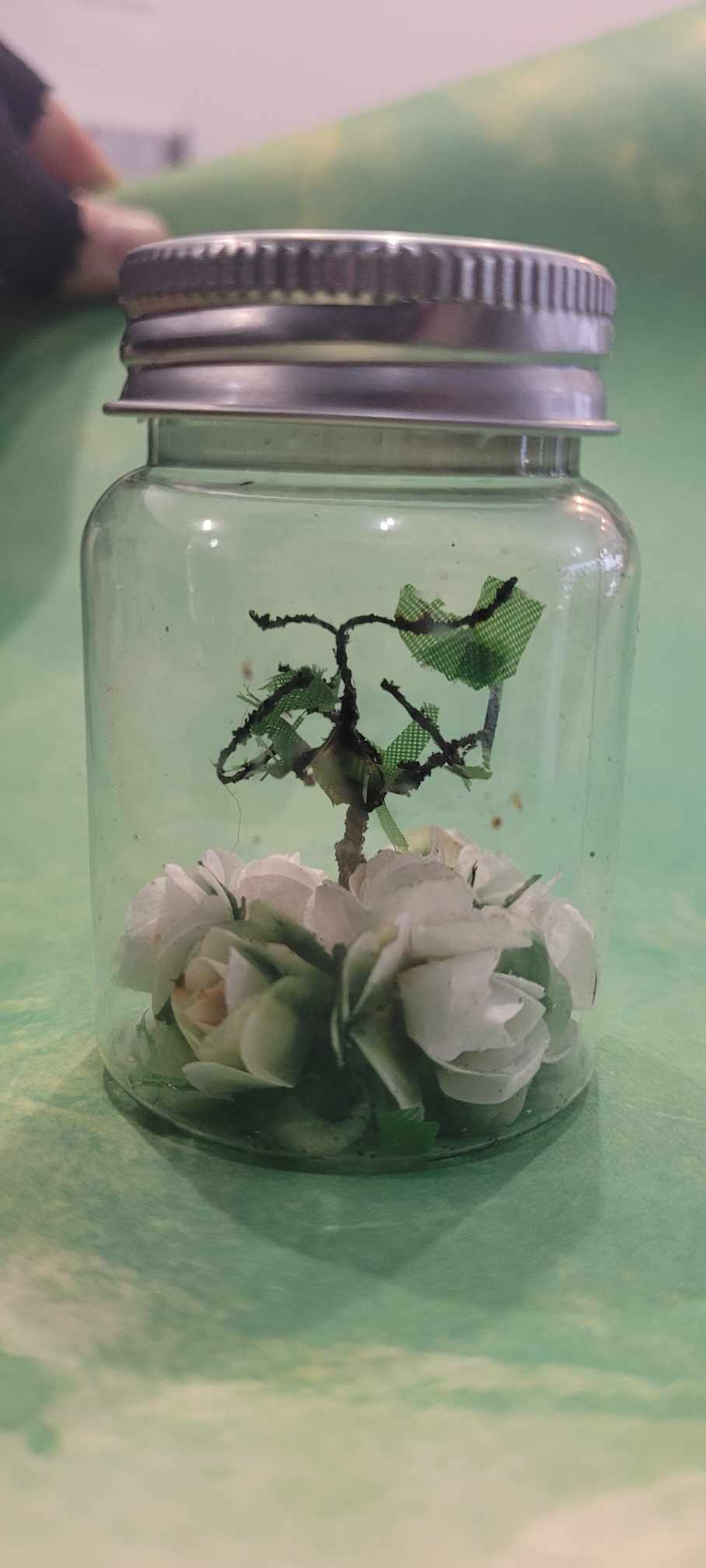 arbre sur lit de fleur