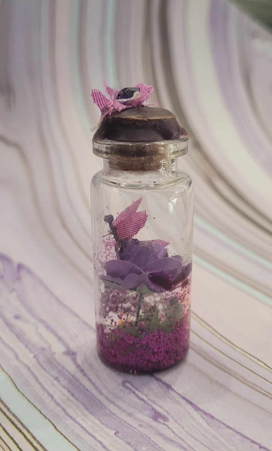fleur violette et son papillon