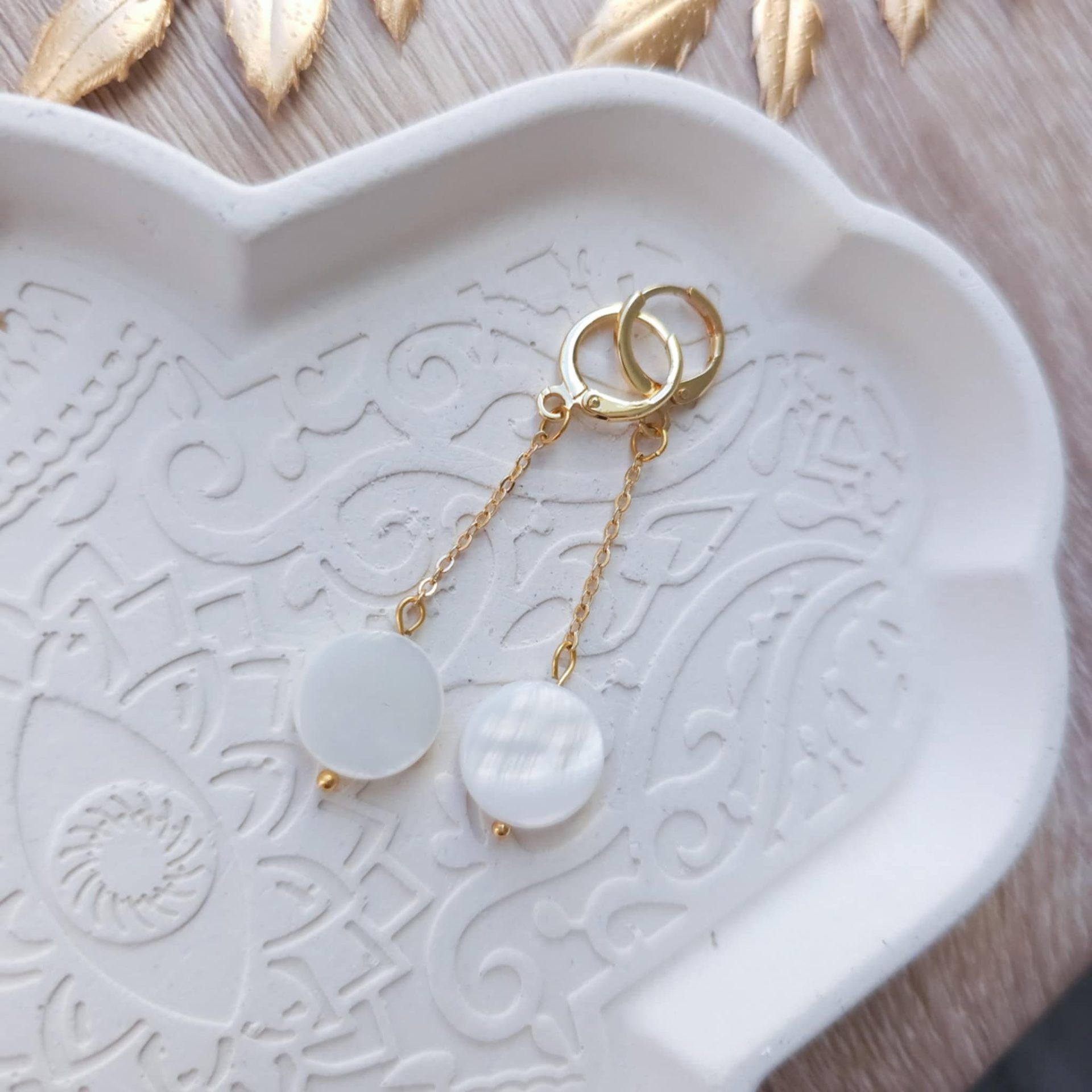 Boucles d'oreilles pendantes nacre blanche