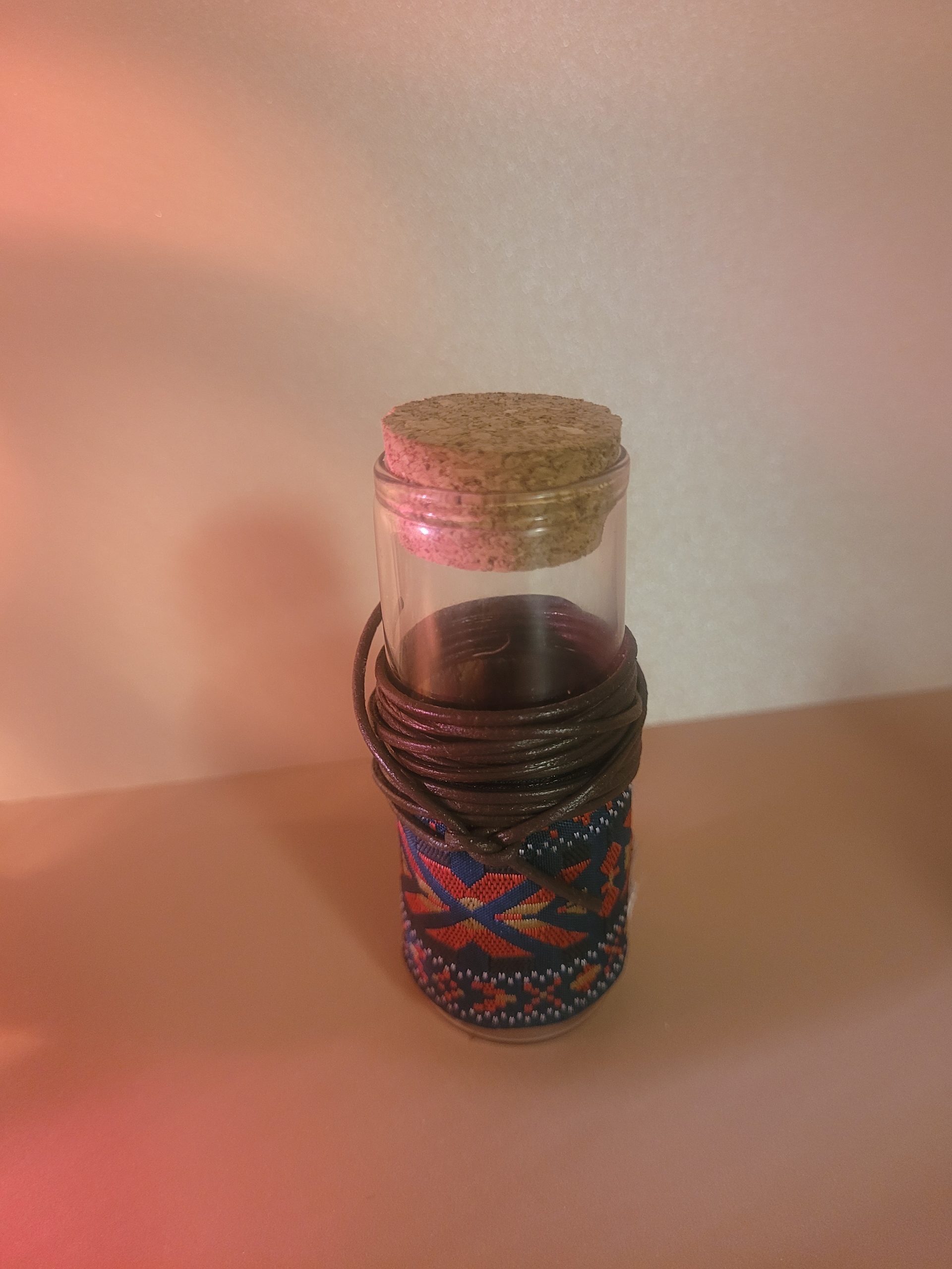 fiole de verre bleu et rouge