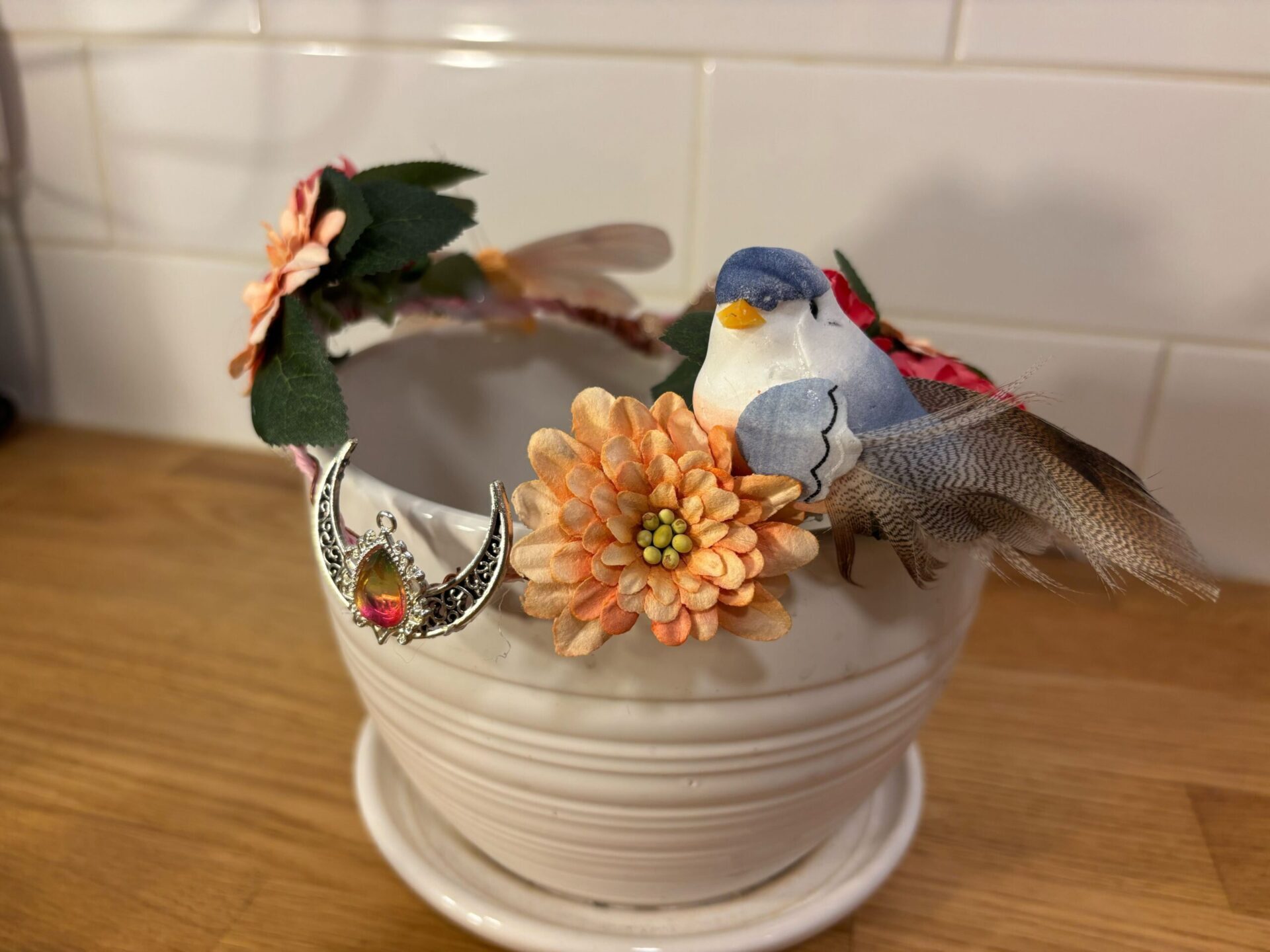 Diadème elfique pierre au dégradé vert-orangé et oiseau bleu (75$)