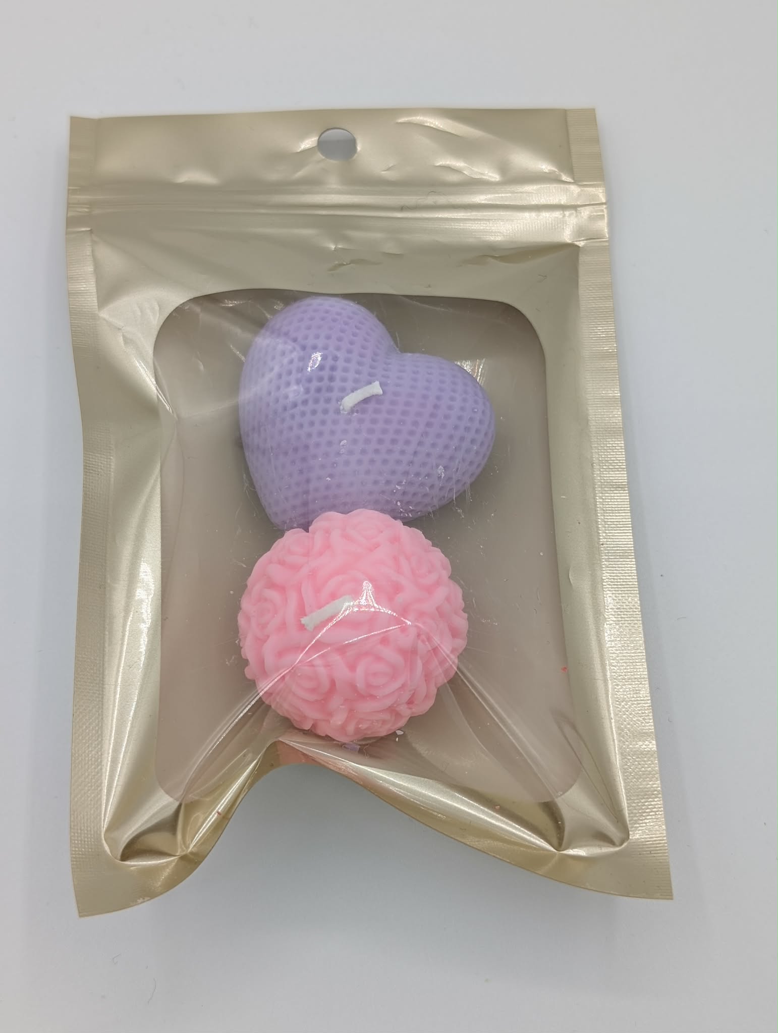 Sac contenant 2 petites bougies parfumées (modèles et couleurs variés)