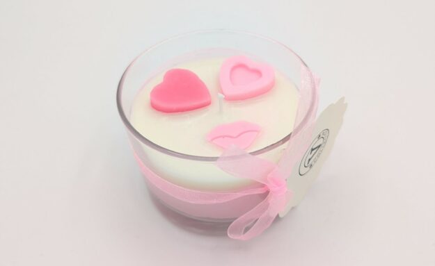 Bougie en pot, 2 coeurs et un bisou